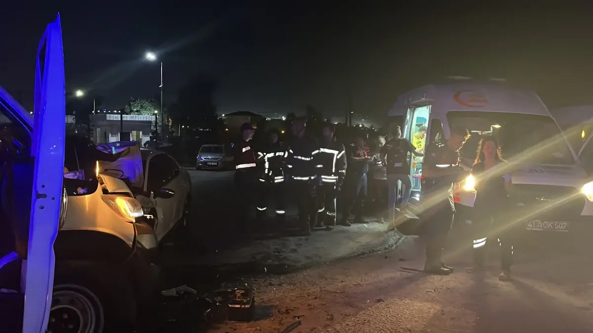 Kocaeli'de Trafik Kazası: 10 Yaralı