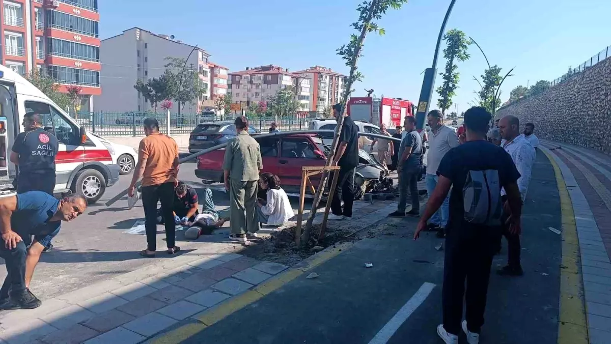 Malatya'da Kontrolden Çıkan Otomobil Refüje Çarptı: 4 Yaralı