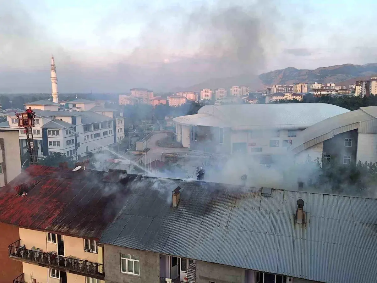 Muş'ta Çatı Yangını: Bir Kişi Dumandan Etkilendi