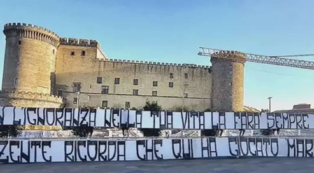 Napoli taraftarının Osimhen pankartında ne yazıyor?