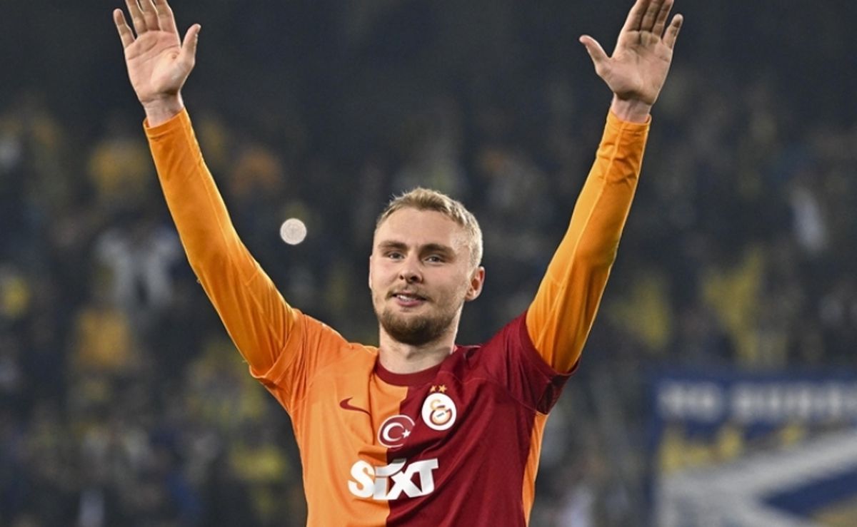 Nelsson şapkasında ne yazıyor?