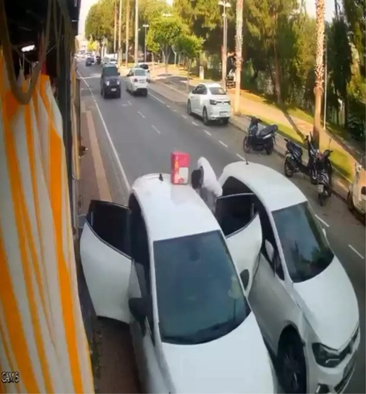 Manavgat'ta Seyir Halindeki Araç Park Halindeki Otomobile Çarptı