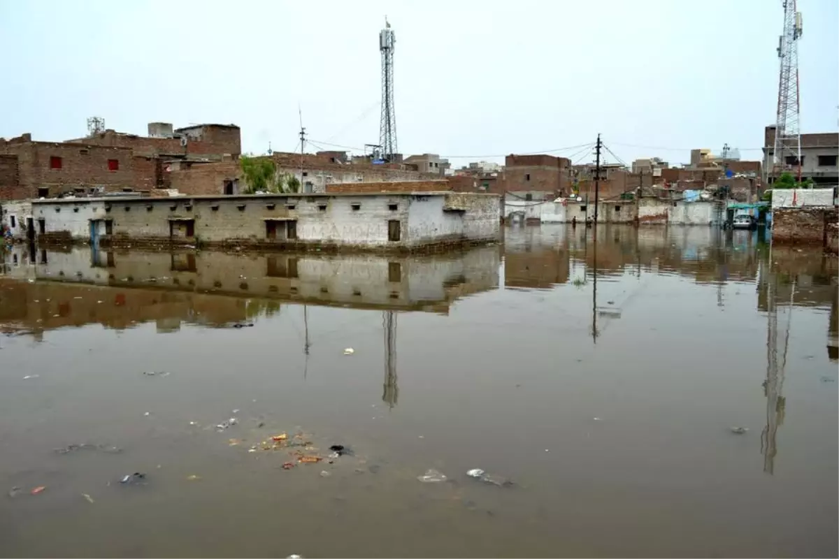 Pakistan'da Şiddetli Yağışlar: 54 Kişi Hayatını Kaybetti