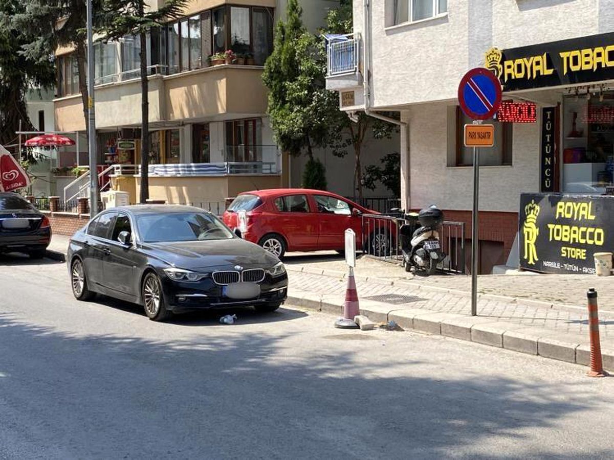 Eskişehir'de Park Yasağına Rağmen Araç Park Ediliyor