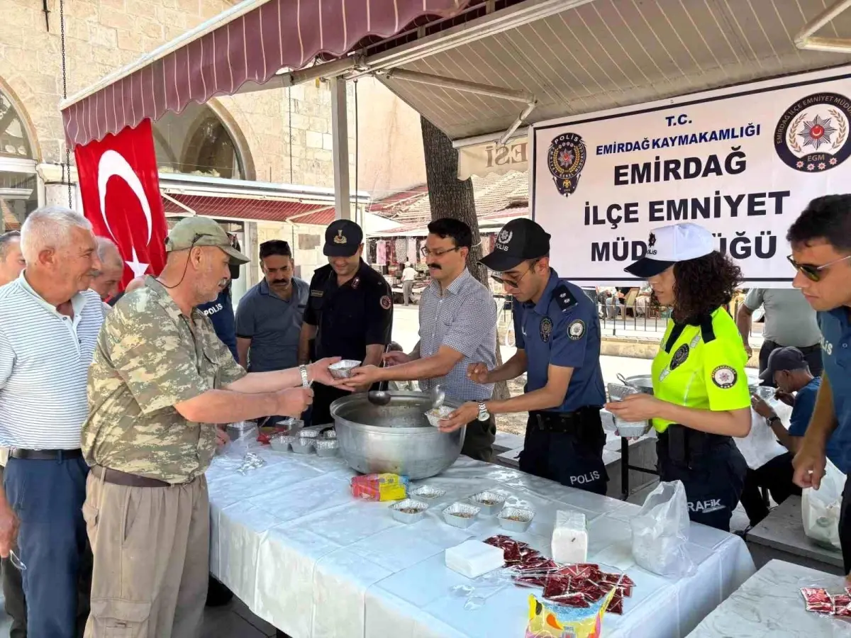 Emirdağ'da Polisler Aşure İkramında Bulundu