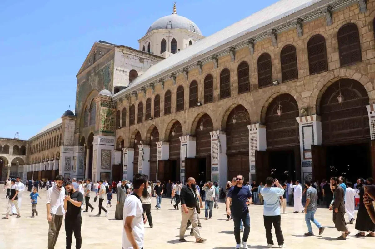 Şam'da Camiye Yoğun İlgi: Güvenlik Önlemleri Artırıldı