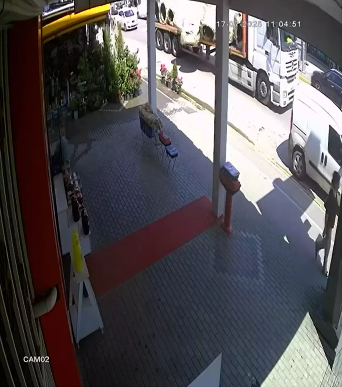 Kartepe'de TIR'dan Düşen Halatlar Park Halindeki Araçlara Zarar Verdi