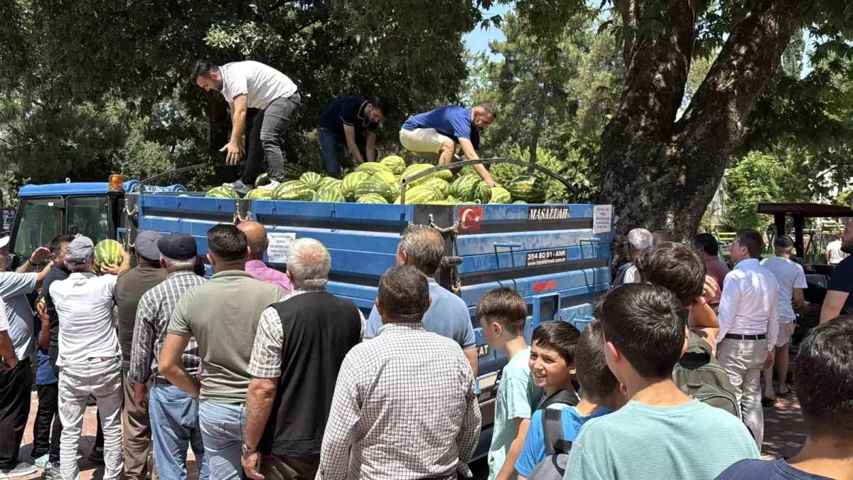 Erbaa'da Karpuz Hayrı: 10 Ton Ücretsiz Dağıtıldı