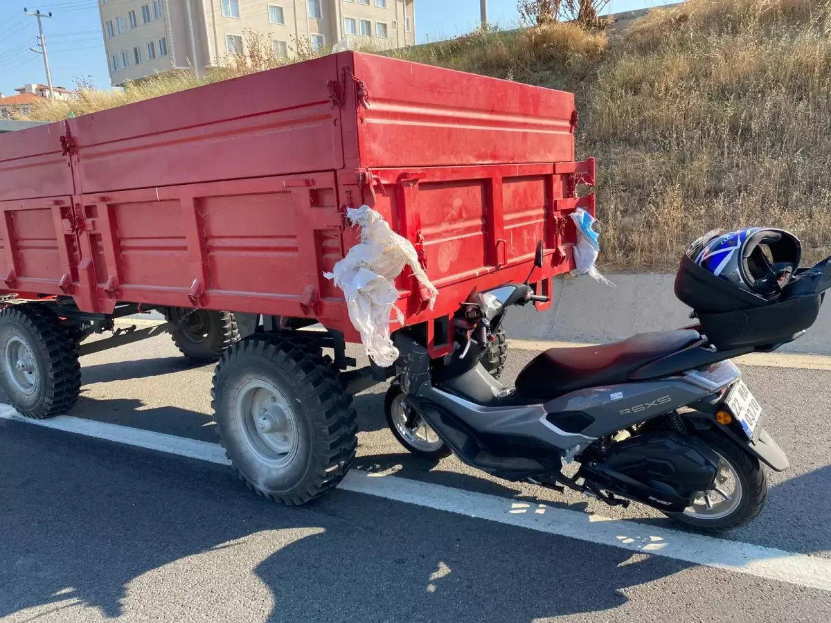 Edirne'de Motosiklet Traktör Römorkuna Çarptı: Bir Yaralı