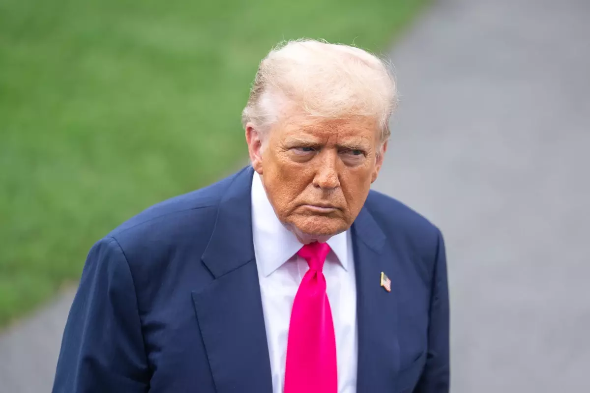 Trump, Epstein'e Mektup Gönderdiği İddiasını Yalanladı