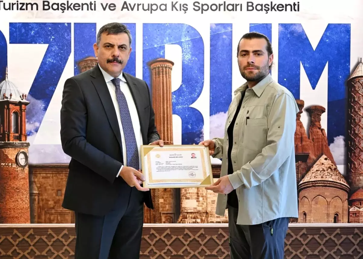 Vali Çiftçi, Tayinleri Çıkan Personeline Başarı Belgesi Verdi