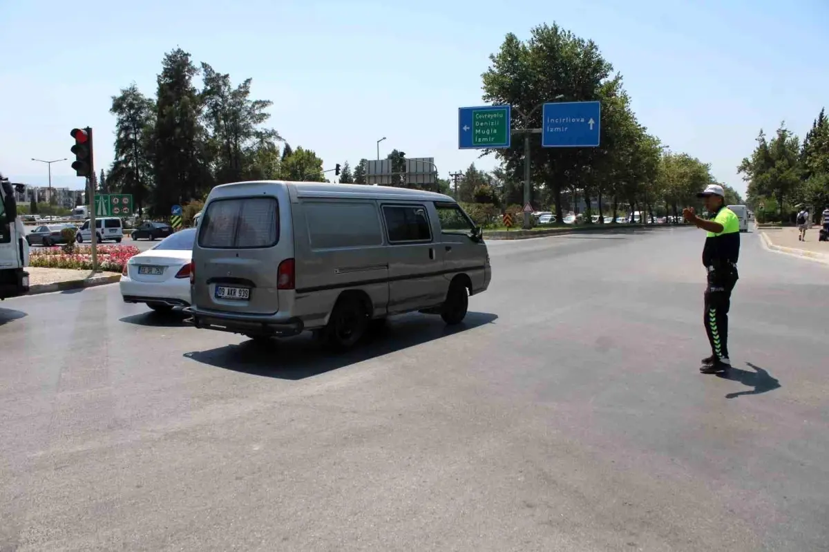 Aydın-İzmir Otoyolu'nda Yangın, Trafik Yoğunluğu Oluşturdu