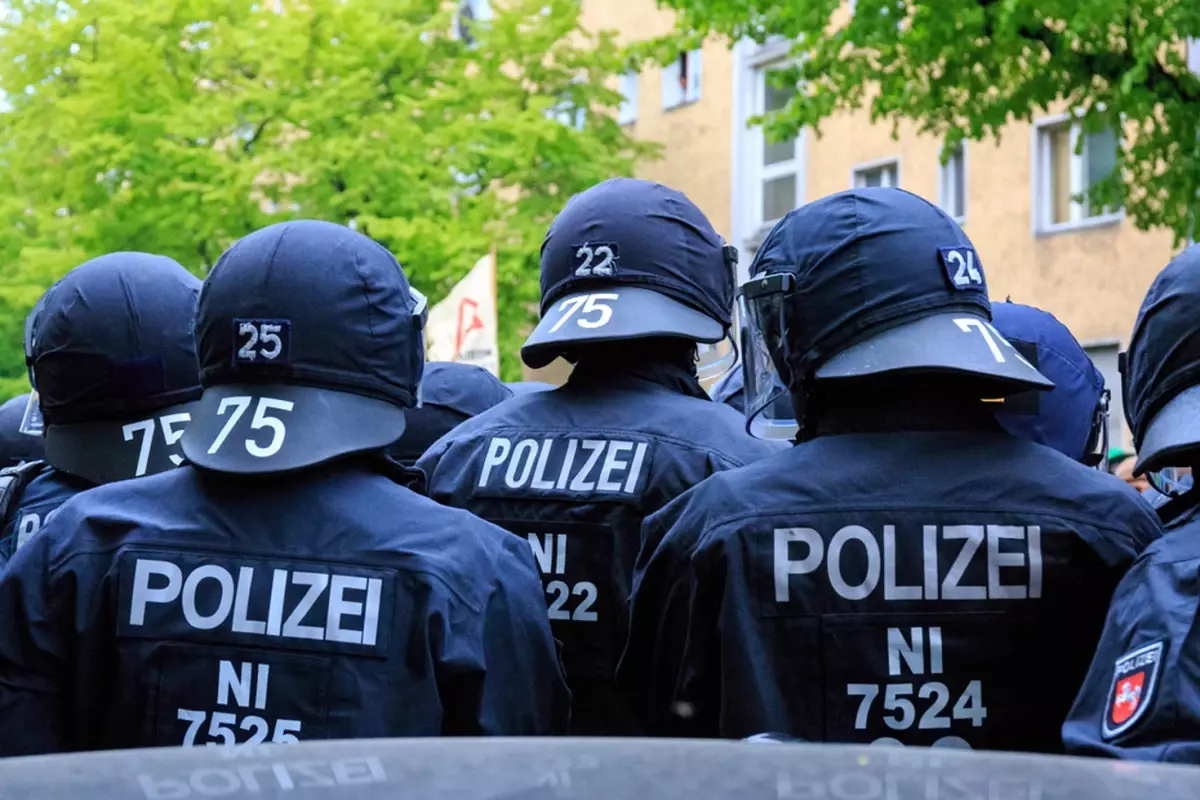 Berlin'de Filistin'e destek gösterisi! İsrail yanlısı grup provoke etti, polis gözaltına aldı