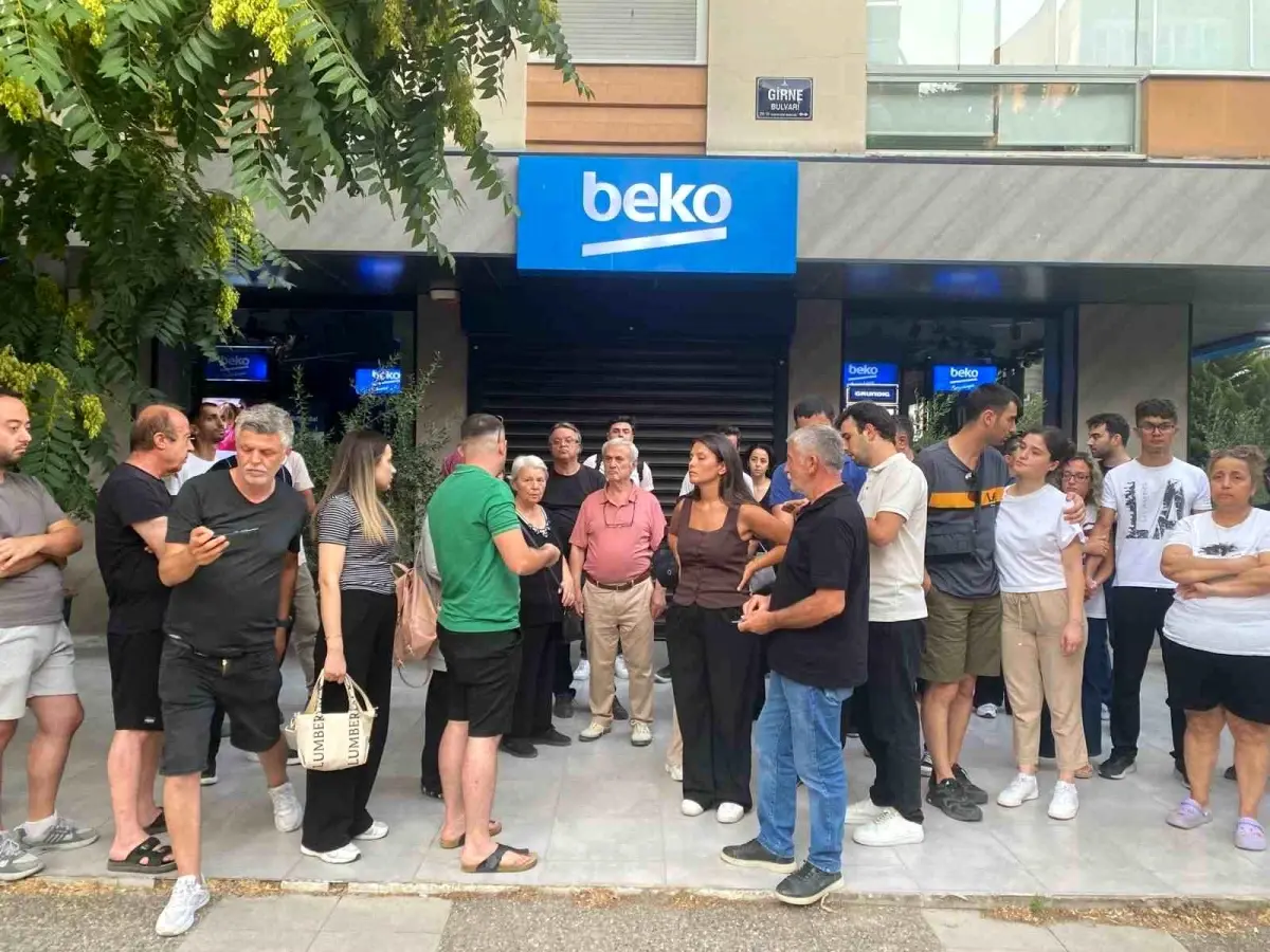 Karşıyaka'da Beko Bayisi Önünde Mağdurlar Toplandı
