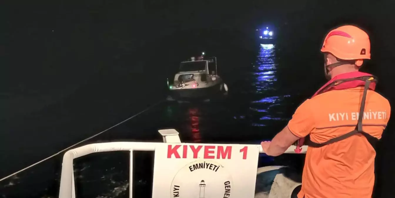 Çanakkale Boğazı'nda makine arızası yaşayan tekne kurtarıldı