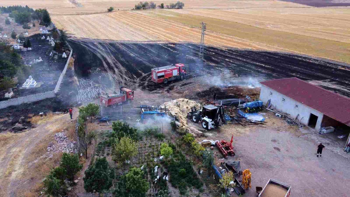 Çorum'un Alaca İlçesinde Elektrik Direğinden Çıkan Kıvılcımlar Yangına Sebep Oldu