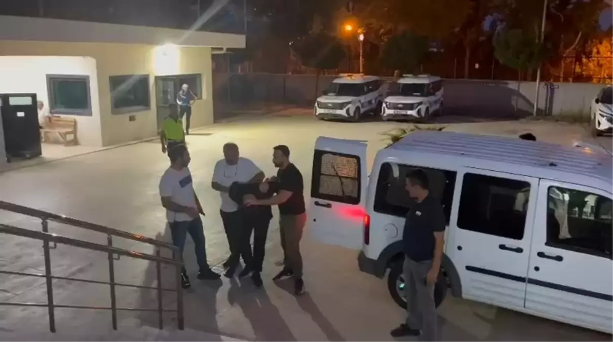 Cami Önünde Silahlı Saldırı: 4 Yaralı