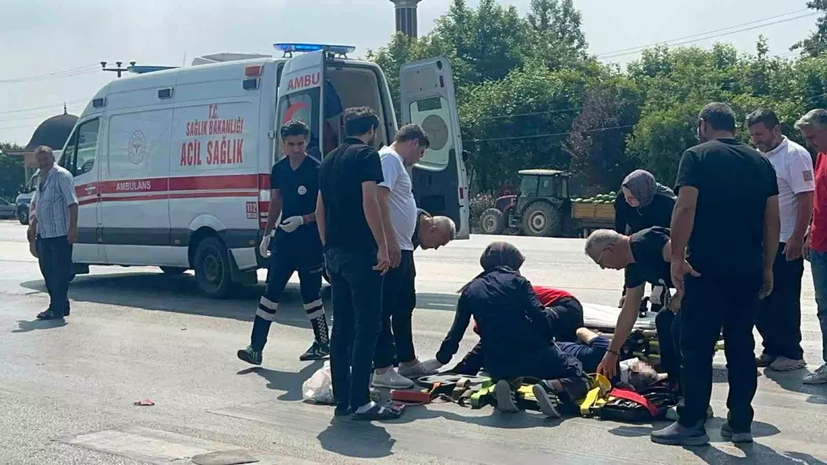 Akyazı'da Trafik Kazası: Elektrikli Bisiklet Sürücüsü Yaralandı