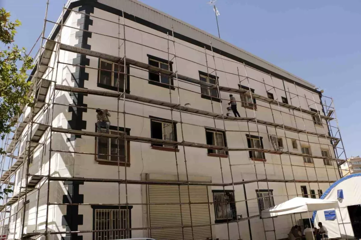 Diyarbakır'da Evlat Nöbeti Sembolü Eski HDP Binasında Tadilat Başladı