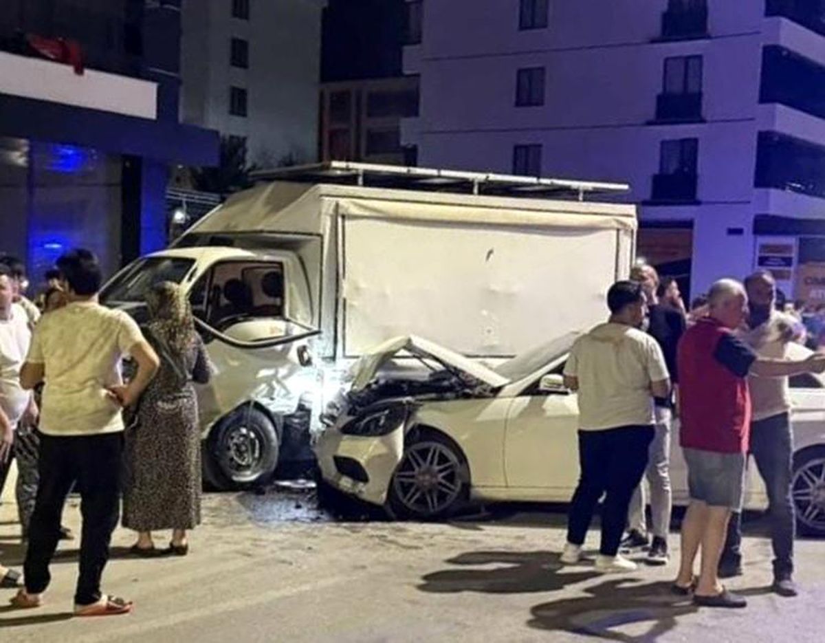 Elazığ'da Pikap ve Otomobil Çarpışması: 3 Yaralı