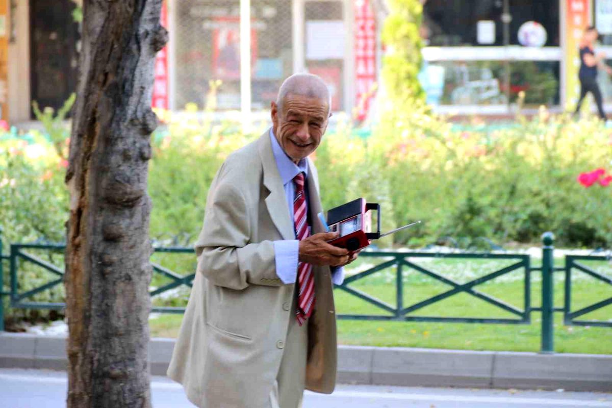 Eskişehirli Hamal Ali Ilgın, İşten Sonra Dans Ederek Neşe Saçıyor