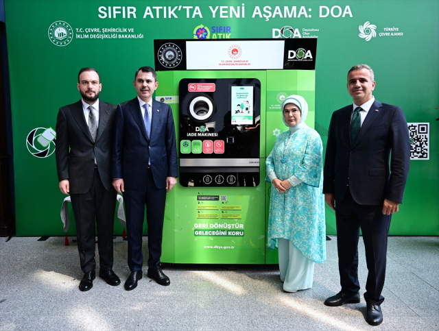 Emine Erdoğan attended the Environmental Festival, made terrariums with children