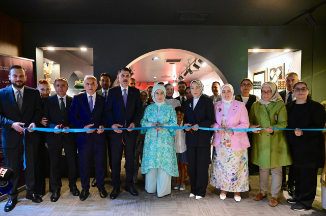 Emine Erdoğan attended the Environmental Festival, made terrariums with children