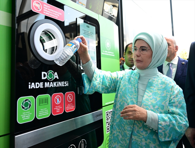 Emine Erdoğan attended the Environmental Festival, made terrariums with children