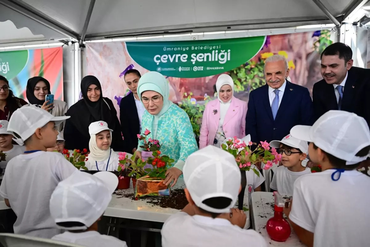 Emine Erdoğan Çevre Şenliği'ne katıldı, çocuklarla teraryum yaptı