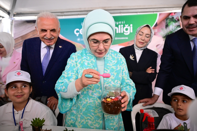 Emine Erdoğan attended the Environmental Festival, made terrariums with children