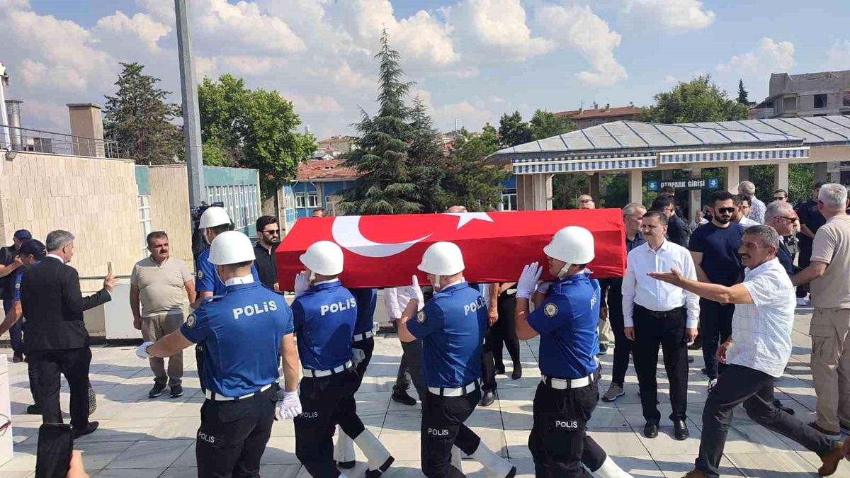 Eski Bitlis Valisi Erol Karaömeroğlu Trafik Kazasında Hayatını Kaybetti