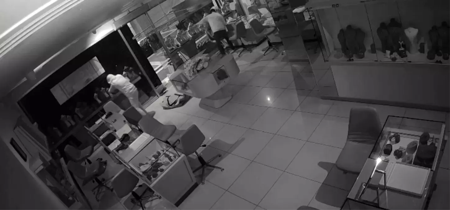 İstanbul'da Kuyumcudan 600 Bin Dolar Değerinde Ziynet Eşyası Çalan Hırsızlar Yakalandı