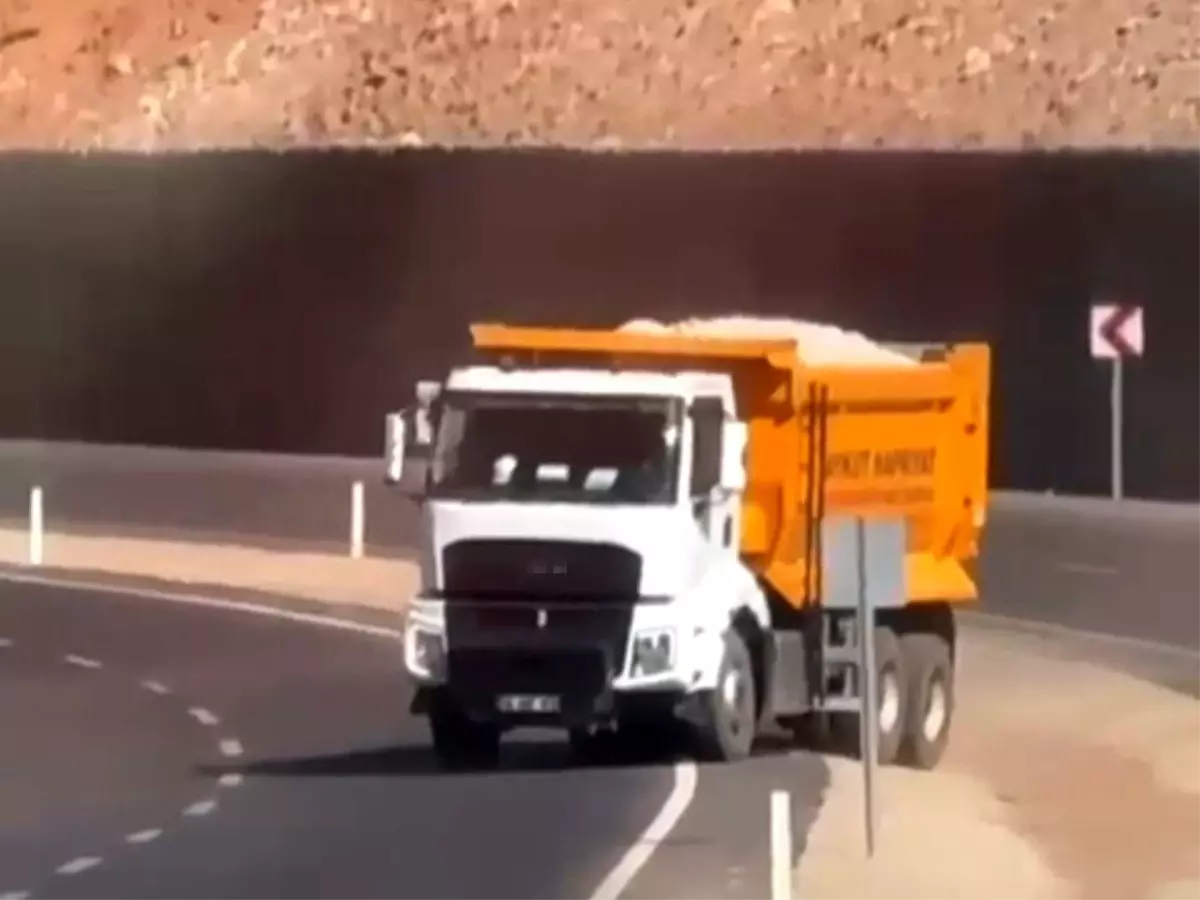 Siirt'te Hafriyat Kamyonu Trafiği Tehlikeye Attı