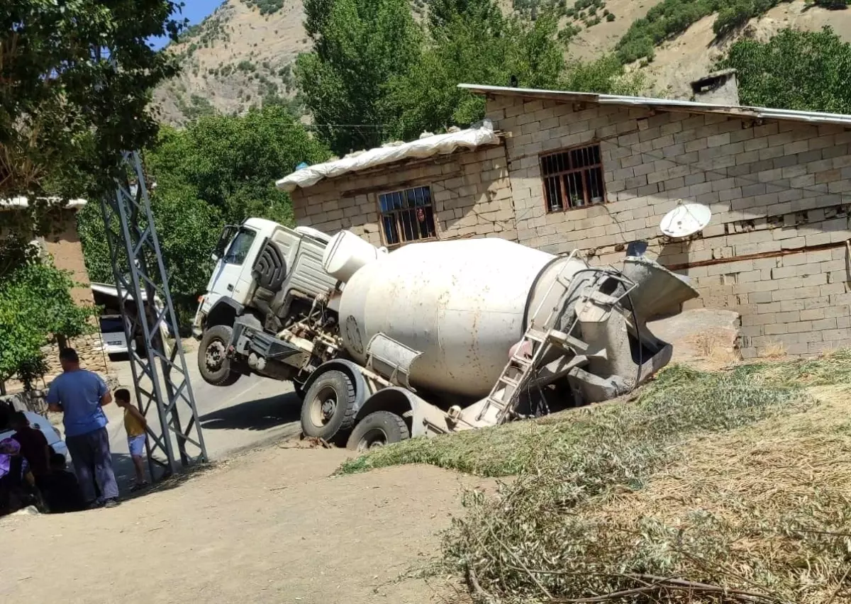 Hakkari'de Beton Mikseri Ahıra Çarptı