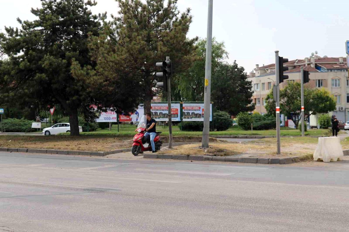 Eskişehir'de Kask Takmayan Motosikletli Yaya Geçidinden Geçti