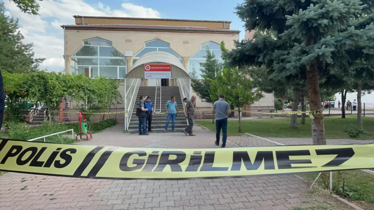 Kayseri'de Komşusunu Cami'de Bıçaklayarak Öldürdü