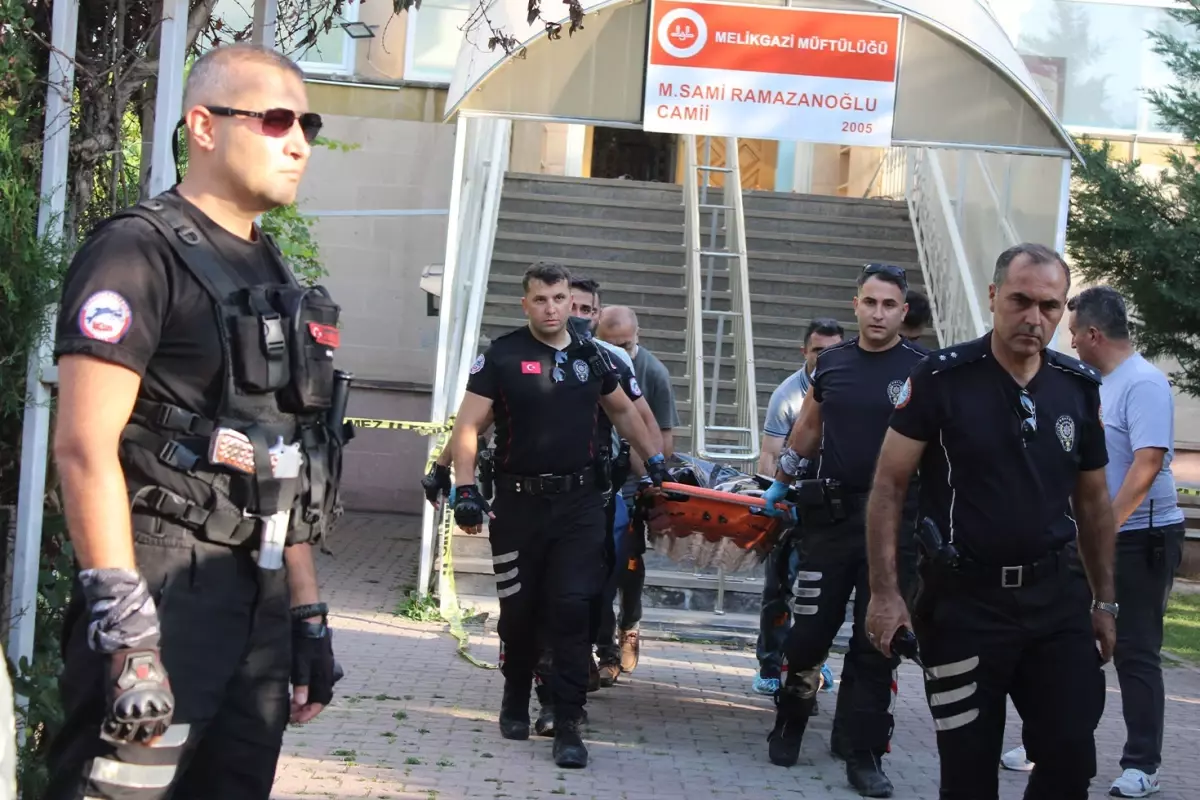 Husumetlisini camide namaz kılarken boğazını keserek öldürdü