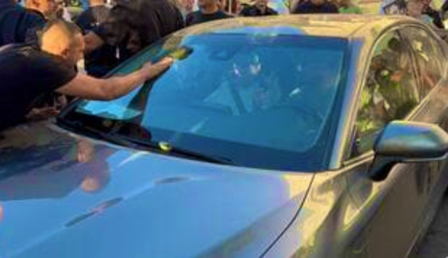 Israelis attacked the vehicle of Arab MP, chanting 'Death to Arabs'