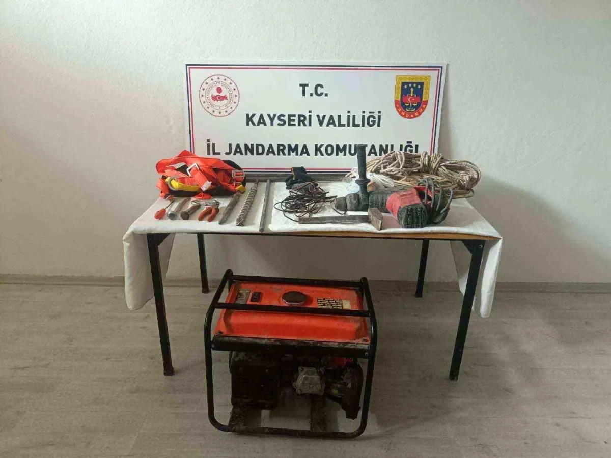 Kayseri'de Kaçak Kazı Yapan Üç Kişi Suçüstü Yakalandı
