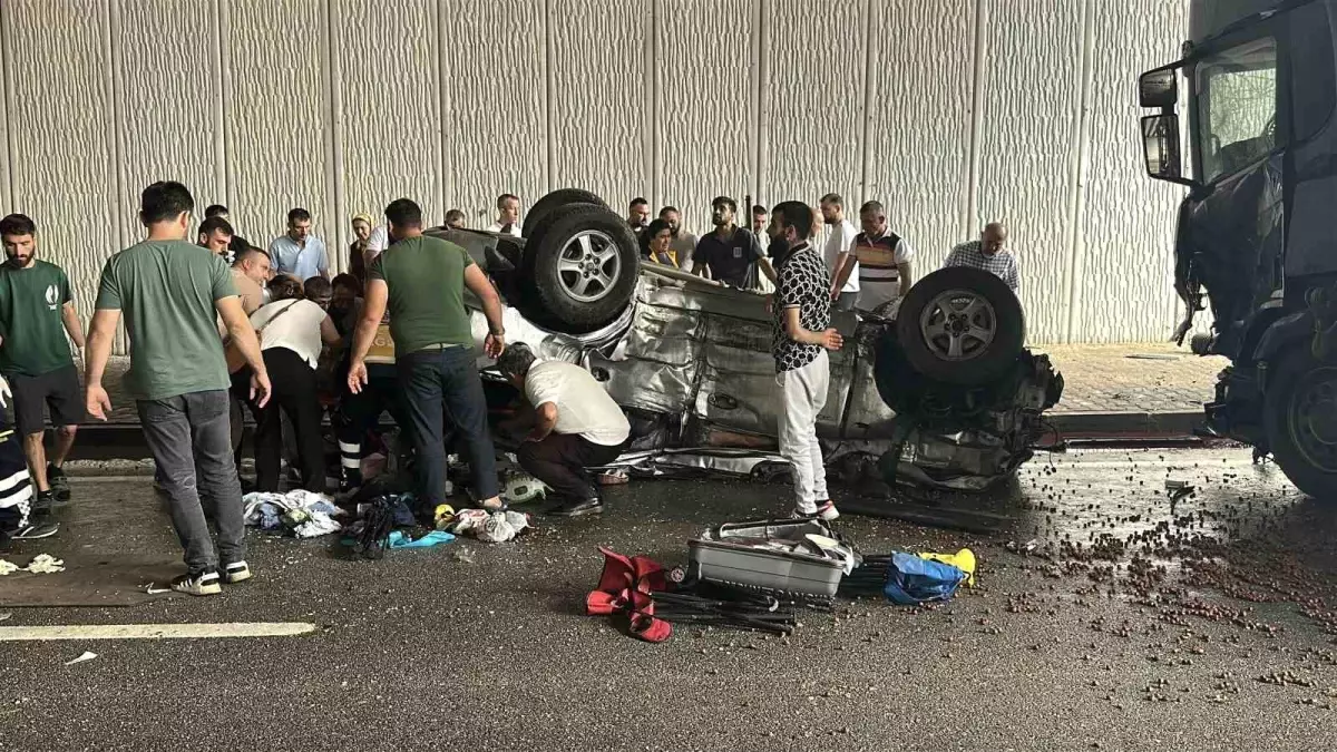 Tosya'da Karşı Şeride Geçen Otomobilin Tırla Çarpışması: 3 Ölü, 4 Yaralı