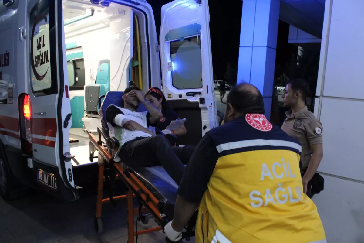 Aksaray'da Bıçaklı Kavga: İki Arkadaş Yaralandı