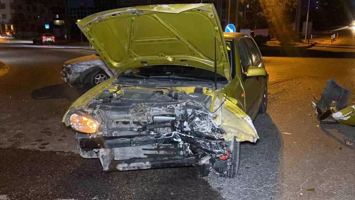 Kartepe'de Kavşakta Çarpışma: 4 Yaralı