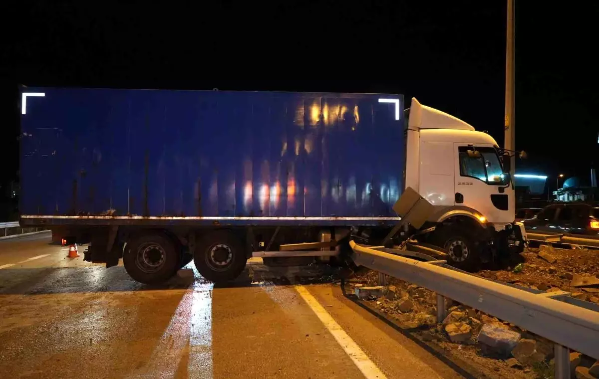 Kırıkkale'de Kontrolden Çıkan Kamyon Orta Refüje Çıktı