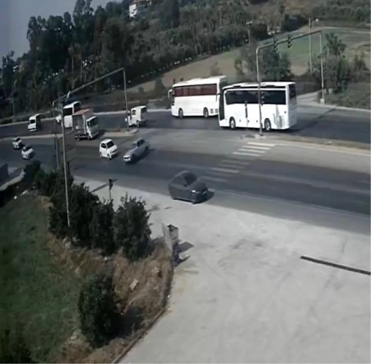 Antalya'da U Dönüşü Yapan Araca Çarpan Otomobilin Kaza Anı Kamerada