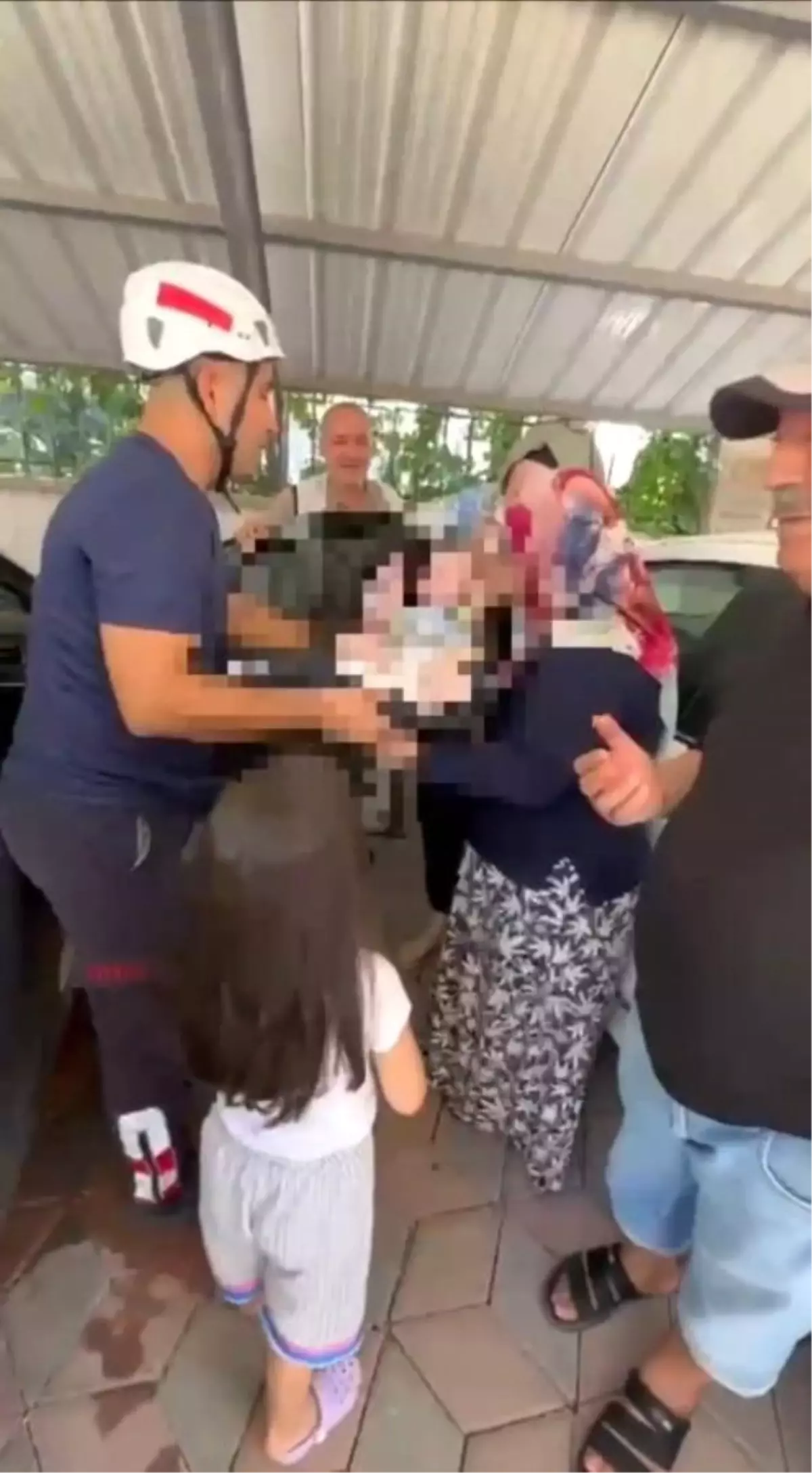 Şanlıurfa'da Mahsur Kalan Bebek İtfaiye Ekiplerince Kurtarıldı