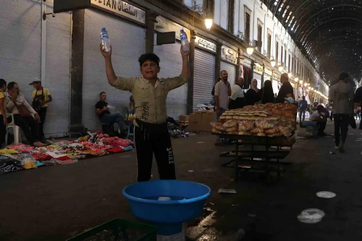 Suriye'de Çocuklar Savaşın Ardından Ailelerine Destek Oluyor