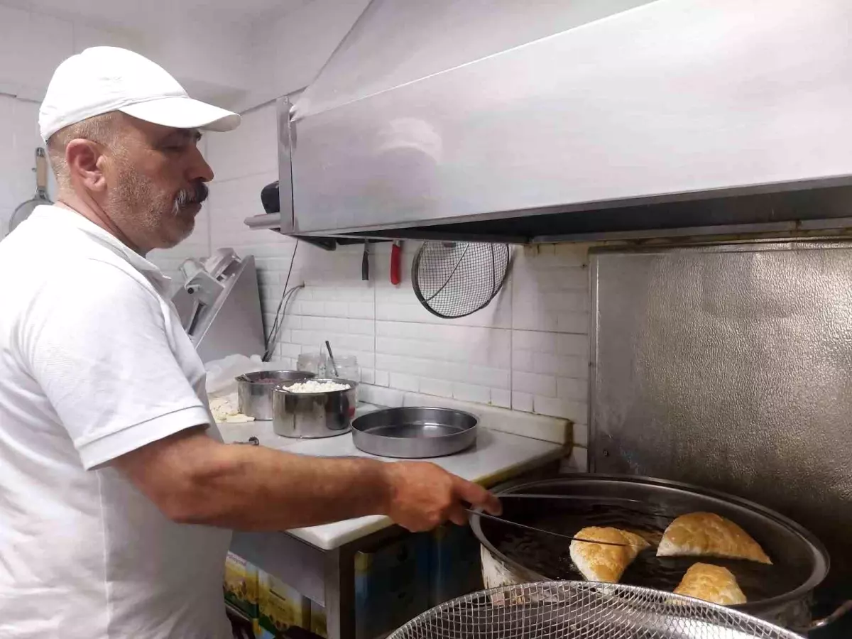 Eskişehir'de Sıcak Havada Çibörek Üretimi Devam Ediyor