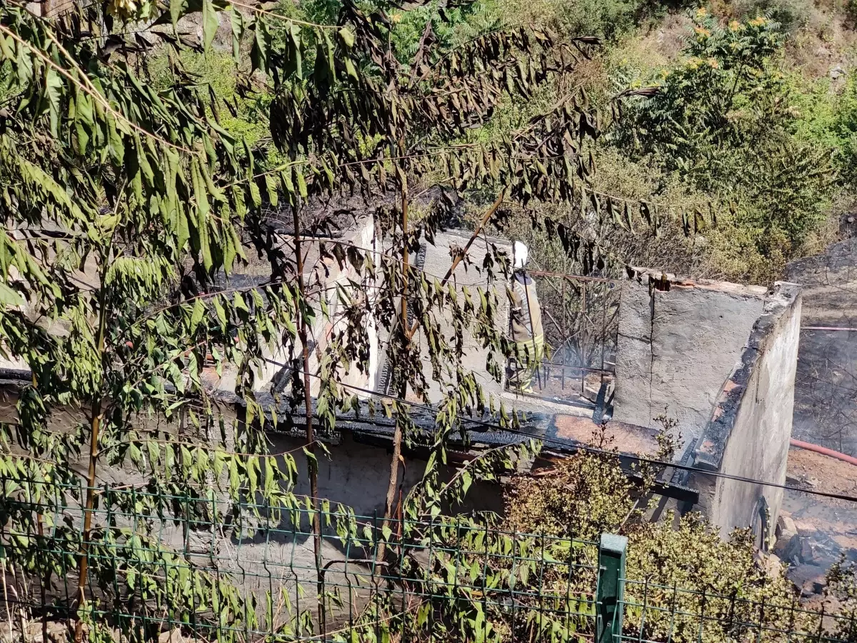 Sultangazi'de Yangın: İki Gecekondu Kül Oldu