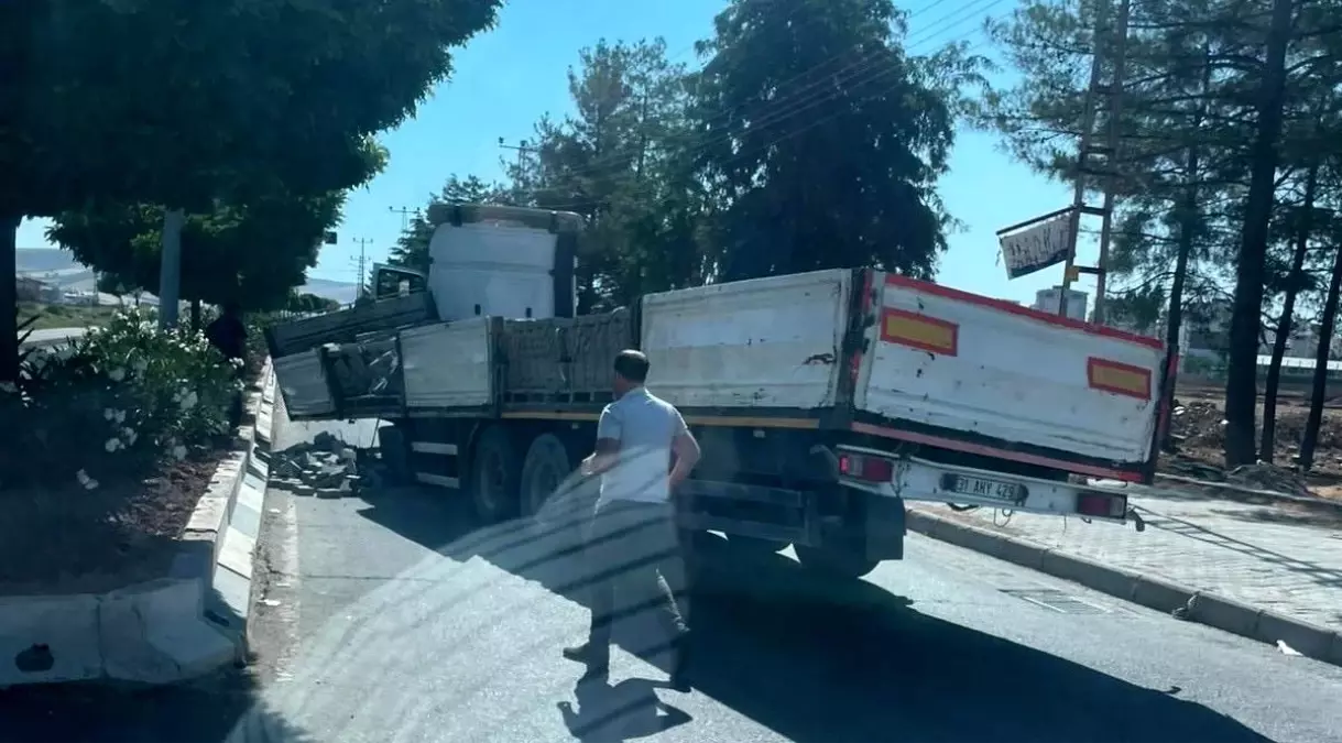 Siirt'te Tır Dorsesi Ayrıldı, Kaza Oldu