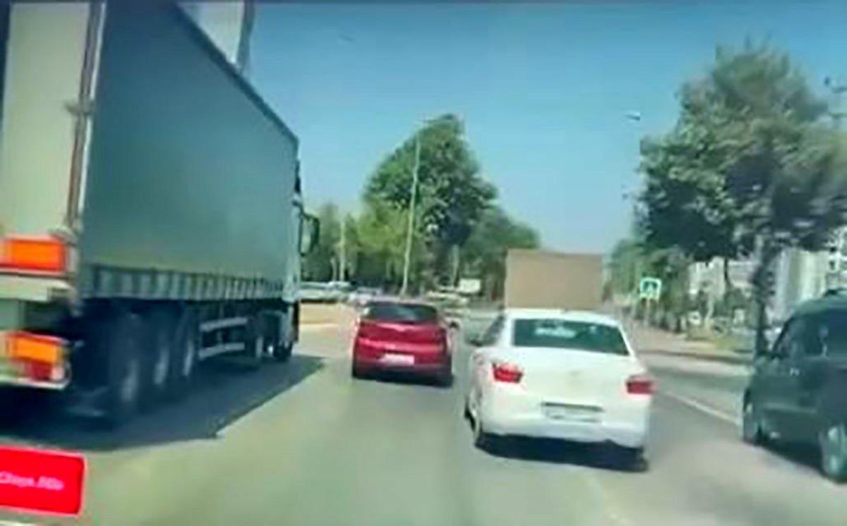 Bursa'da Tır ile Otomobil Arasında Görünmez Kaza